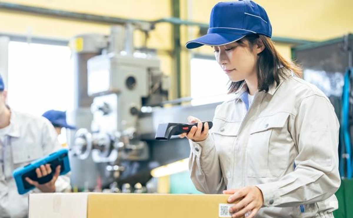Arbeiterin am Scannen